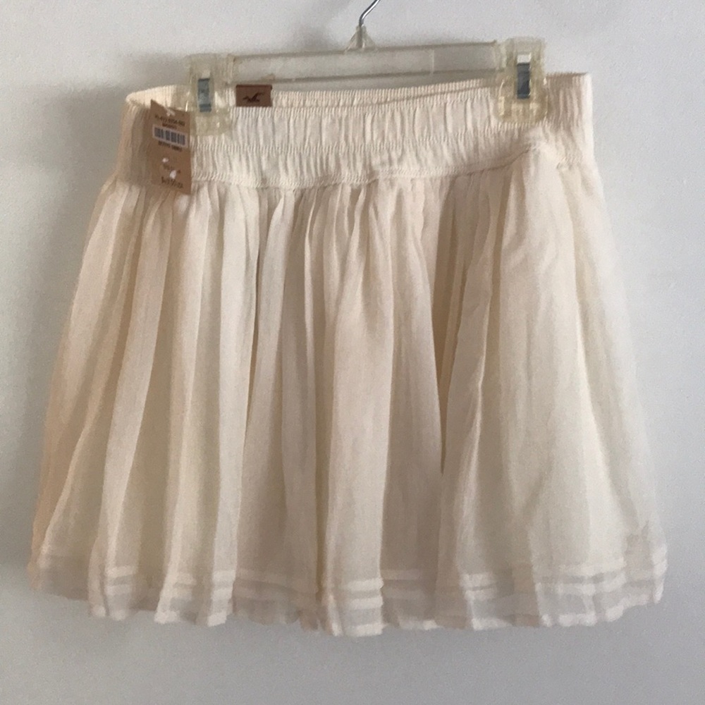 Cream colored small hollister skirt